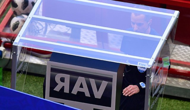 La Fifa entregó un balance positivo del uso del VAR durante la primera fase del Mundial de Rusia-2018, y aseguró que esta herramienta tecnológica ayudó con el espectáculo deportivo. AFP