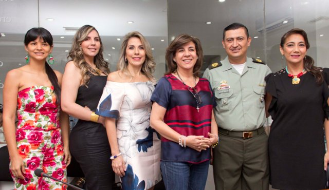 Miryam Wilches, Andrea Espitia, María Mercedes Hidalgo, Pilar Romero, coronel George Quintero, comandante de la policía Norte de Santander, y Carmen Piedrahita.
Alfredo Estévez / La Opinión