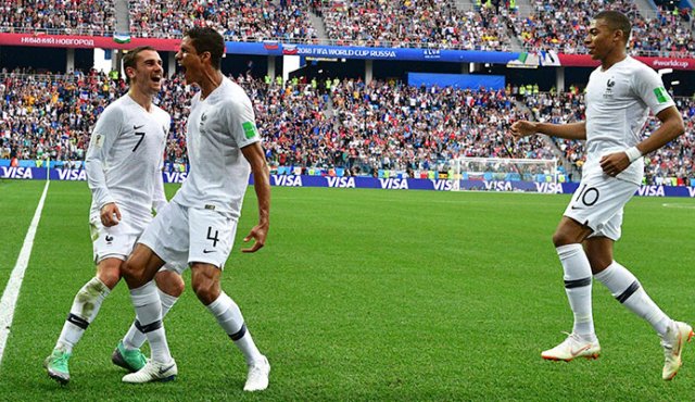 Raphael Varane y Antoine Griezmann anotaron los dos tantos que dejaron a la albiceleste fuera del Mundial. AFP