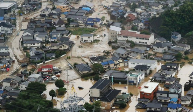 La Agencia Meteorológica de Japón (JMA) retiró el nivel máximo de alerta en las zonas afectadas, aunque mantiene los avisos por inundaciones y corrimientos de tierra en varias prefecturas.
AFP