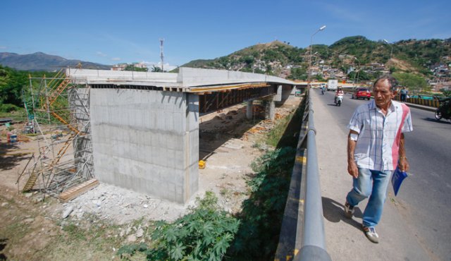 La concesionaria San Simón adelanta las obras en los predios de las tres casas que ya se tumbaron en el barrio Santa Clara. Mario Franco