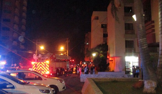 Cinco máquinas del Cuerpo de Bomberos acudieron para controlar el fuego. Colprensa
