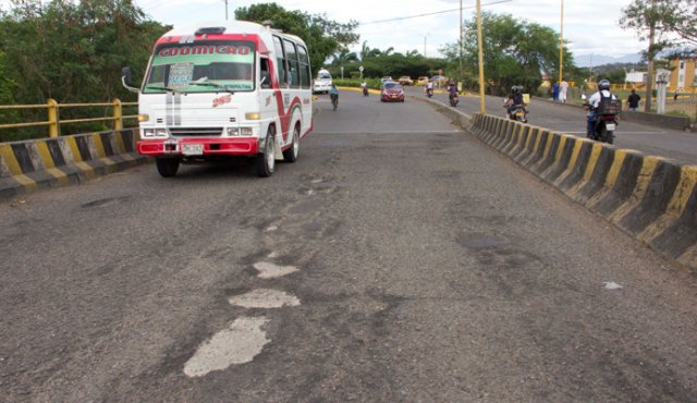 Los vehículos deben hacer malabares para esquivar los huecos que tiene el puente Gaitán Durán. Alfredo Estévez