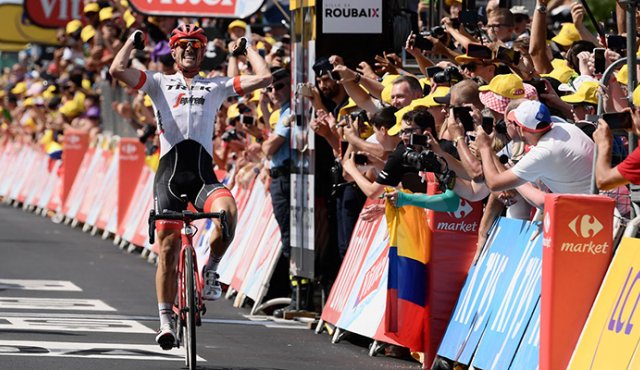 El Alemán John Degenkolb ganó en la etapa del pavés del Tour, Van Avermaet sigue líder. Urán perdió posiciones y Nairo es ahora el mejor colombiano de la carrera. AFP