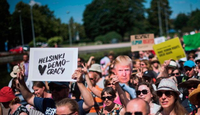 Los manifestantes gritaban “que Putin y Trump dejen de alentar guerras en todo el mundo”. AFP