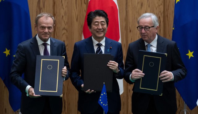 El primer ministro japonés Shinzo Abe (centro) posa con el presidente del Consejo Europeo Donald Tusk (izquierda) y el presidente de la Comisión Europea Jean-Claude Juncker, después de firmar el acuerdo. AFP