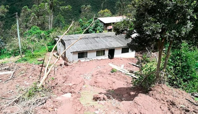 La vivienda de la familia de Ana Suárez en la vereda Chínchipa se vio afectada por un deslizamiento. En el municipio de Pamplona hay varias casas que están en peligro por caída de rocas, deslizamientos de tierra o subidas de quebradas, situación que empeora durante la temporada de lluvias. Cortesía