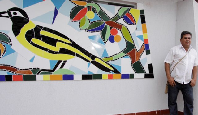 César Augusto Herrera Rúgeles, artista cucuteño que lleva sus pinturas a Brasil, como parte de un intercambio cultural. Archivo La Opinión
