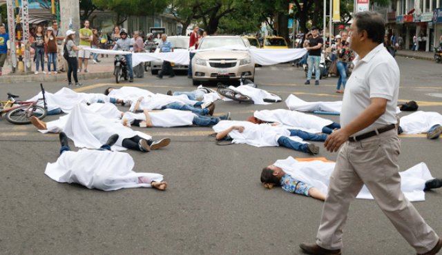 La protesta simbólica tuvo por objeto llamar la atención de las autoridades para que detengan el derramamiento de sangre de inocentes. Mario Caicedo