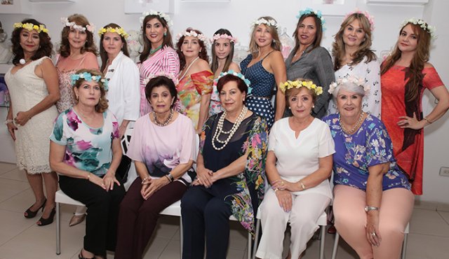 Sandra González, Eleonora Tristancho, Karime Caicedo, Fabiola Tristancho, María Victoria Pacheco, Sandra Sánchez, Diana Silva, Yaneth Carvajal y Erika Chávez. Sentadas: Luz Marina Tristancho, Hann de Caicedo; la cumpleañera Blanca de Sánchez, Myriam Patiño y Gloria Perelló. César Obando