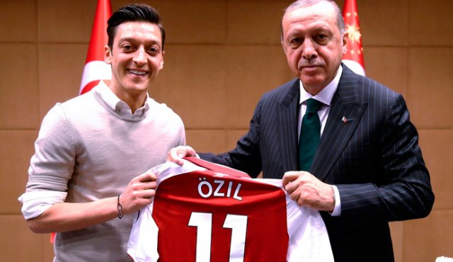 El talentoso jugador rompió su silencio y en un sentido comunicado anunció su retiro de la selección teutona, por lo menos mientras deja de sentirse señalado por una foto con el presidente de Turquía Recep Tayyip Erdogan. AFP
