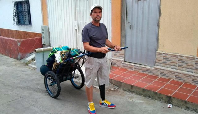 En este carrito creado por él mismo, Yeslie José Asdrúbal recorrerá toda Suramérica. El próximo país que visitará este hombre será Perú. Suministradas