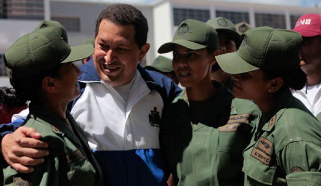 El mandatario venezolano reapareció ayer y visitó a soldados de academia militar. AFP / Presidencia