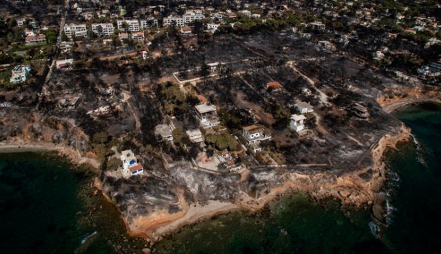 Las imágenes de satélite evidenciaron 13 focos de incendios alineados en paralelo a la carretera. Las investigaciones esperan dar con los responsables. AFP