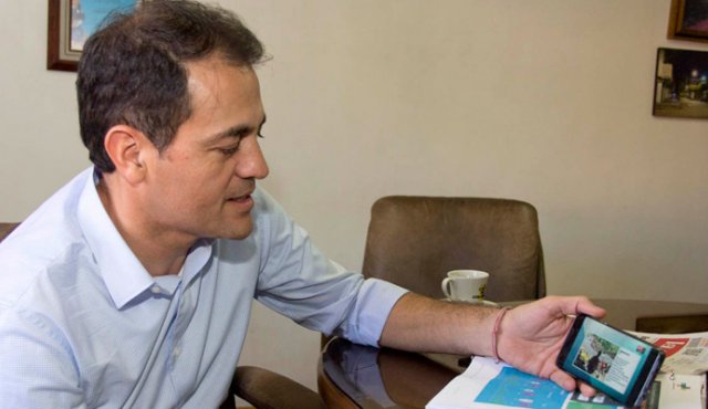 Fabián Hernández, presidente de Telefónica Colombia, estuvo en Cúcuta para dar a conocer los beneficios de la red de fibra óptica y la experiencia de entretenimiento que ofrece al usuario la aplicación Movistar Play.
Alfredo Estévez / La Opinión