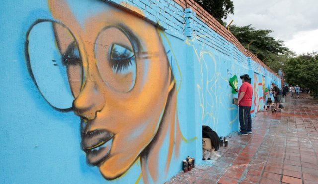 Con grafiteros de varios países. Mario Caicedo / La Opinión