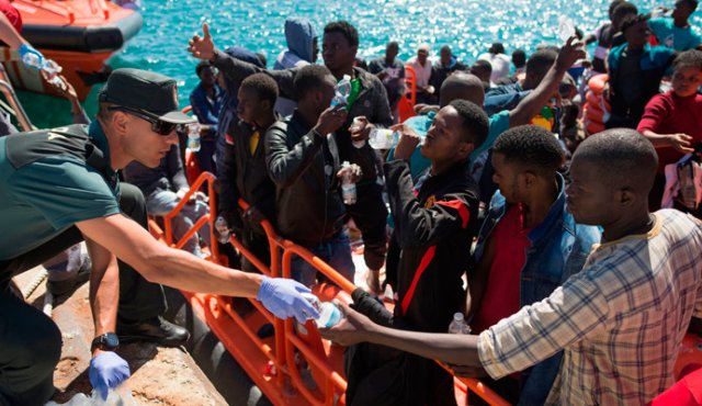 Los guardacostas españoles auxiliaron a más de 1.200 migrantes en dos días. AFP