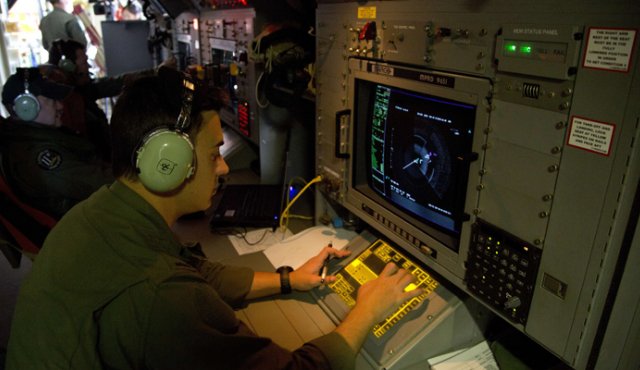 Esta foto de archivo muestra al sargento Matthew Falanga, un analista de electrónica aerotransportada, observando una imagen de radar, en busca del vuelo MH370 de Malaysia Airlines, perdido sobre el océano Índico. Archivo