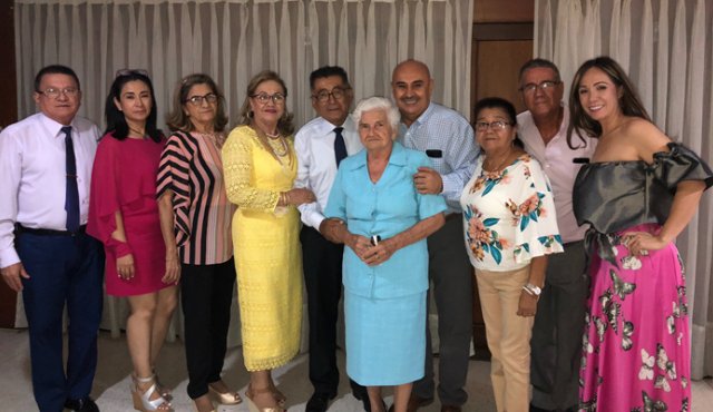 La acompañan Emigdio Gómez Gómez, Sonia Esperanza Prada Gómez, Cecilia Gómez Rangel, la agasajada Nerys Gómez de Prada, su esposo Luis Jesús Prada Pineda, Rita Elisa Gómez Sarmiento, Luis Jesús Botello Gómez, Verónica Gómez Gómez, Guzmán Gómez Gómez y Magda Yolima Prada Gómez. Cortesía