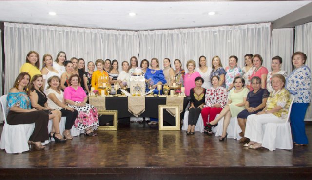 Fue organizada una cena para la cumpleañera. Alfredo Estévez