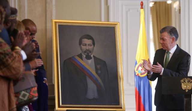 El presidente Juan Manuel Santos descubrió ayer en el Salón Gobelinos de la Casa de Nariño el retrato del primer presidente negro de Colombia, Juan José Nieto. Colprensa