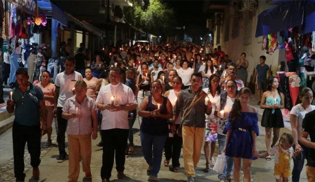 Luego de algunas horas después de haber ocurrido la masacre en un billar, que dejó nueve muertos, el pueblo de El Tarra oró, pidió que cese la violencia y que haya paz y justicia. La Opinión