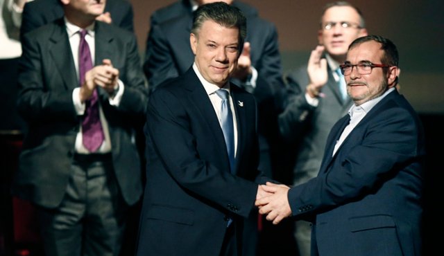 El pacto firmado en noviembre de 2016 con las Farc para poner fin a más de medio siglo de conflicto armado interno es el mayor legado del gobierno que termina. Archivo