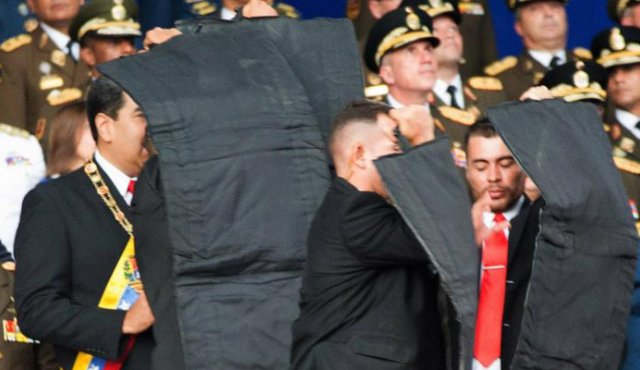 Momentos en los que Maduro era protegido por sus guardaespaldas, tras oírse una explosión. Tomada de Twitter