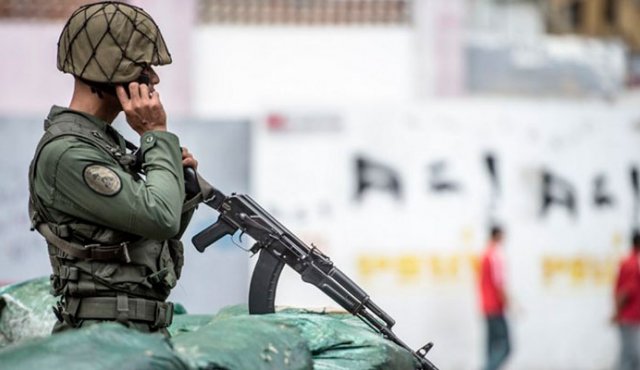 Militare realizaban patrullaje de reconocimiento y escudriñamiento en busca de elementos pertenecientes a los grupos generadores de violencia. AFP