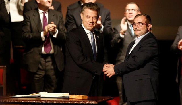 Esta imagen pasó a la historia como el día en que el gobierno del expresidente Juan Manuel Santos logró firmar el acuerdo de paz con el líder de las Farc, Rodrigo Londoño.
Archivo La Opinión