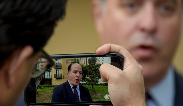 Julio Borges fue uno de los que denunció allanamientos en su vivienda. AFP