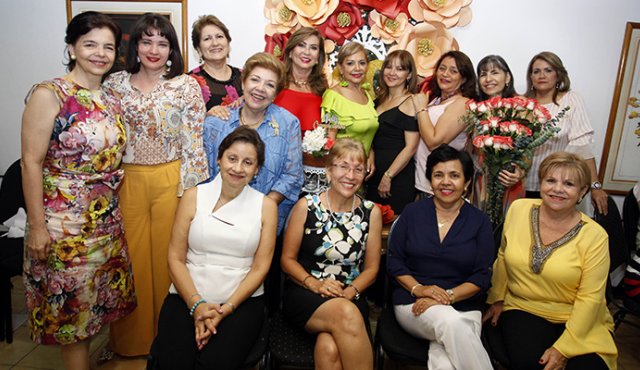 Esperanza de García, Lucy Ardila, María de Machicado, Sandra de Bustos, Yolanda Rey de Colmenares, Leonor Villamizar, Sonia Bermúdez, Martha Villamizar, Patricia de Uribe y Nancy González. Sentadas: Martha de Pabón, Mónica Wiler, Sonia Bermúdez y Luz Marina Montoya.
Mario Caicedo