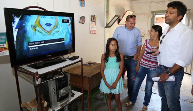 Se entregaron 700 kits que incluyen el decodificador y la antena. Cortesía