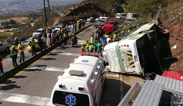 Así quedó volcado el bus en el que viajaban 40 ocupantes. Cortesía