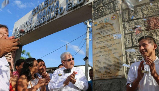 El alcalde César Rojas celebró junto a los estudiantes la terminación de la obra. Cortesía