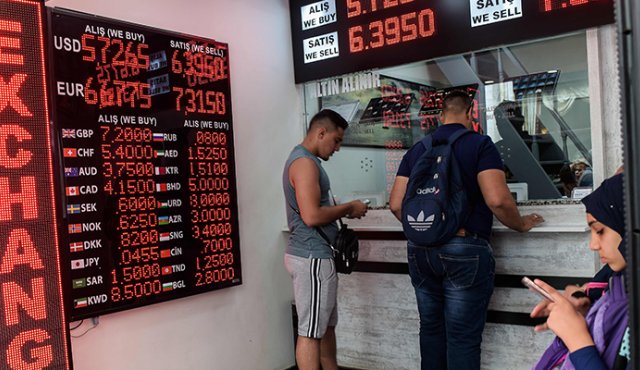 El dólar gana fuerza ante el peso colombiano por la caída en los precios del petróleo y las tensiones comerciales. AFP