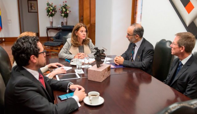 Marta Lucía Ramírez, se reunió con el embajador del Reino Unido, Peter Tibber, para dialogar sobre economía, defensa y la participación en la implementación del acuerdo de paz con las Farc. @ViceColombia