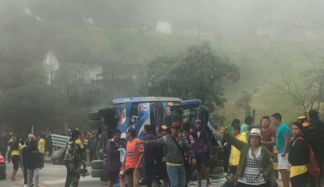 Los hinchas viajaban desde la ciudad andina de Cuenca (sur) hacia la costera Guayaquil (suroeste) luego de asistir a un partido de la cuarta fecha del campeonato de fútbol local. @canchaecuador