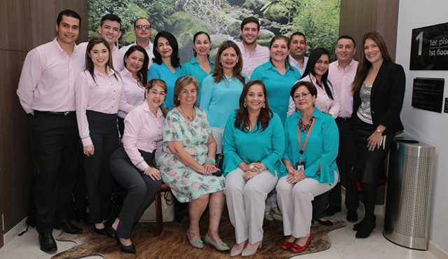 Cristina González, William Meza, Carlos Vesga, Santiago Peñaranda, Carlos Suárez, Natalia Castañeda, Claudia Calderón, María Isabel Hernández, Constanza Fajardo, Ketty la Roche, Sandra Rueda, Jéssyca Ramos y Adda Carolina Paredes. Sentadas: Martha Grisell Quintero, Marleny de Ararat, Laura Esparza y Margy Rey Castro. César Obando / La Opinión