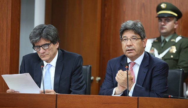 Los magistrados Antonio José Lizarazo y Alejandro Linares, de la Corte Constitucional. Colprensa