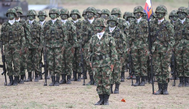 La procuraduría llamó a juicio disciplinario al general Martín Fernando Nieto y a los coroneles Alexander Parga y John Ortiz, por presuntas irregularidades en el manejo de gastos reservados de las Fuerzas Militares.
Colprensa