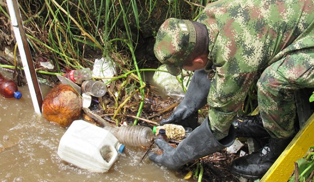 Soldados del Batallón García Rovira en compañía de la Policía Ambiental, participaron en la sexta jornada de limpieza del río Pamplonita, el cual está convertido en un botadero de basura en Pamplona. Roberto ospino / La Opinión