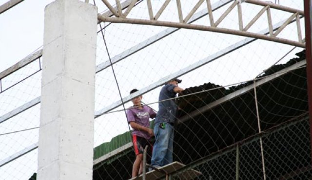 En un 50 por ciento quedó destrozado el techo de la cancha sintética que funciona en la calle 16 con avenida Quinta, en el barrio La Playa, producto de los fuertes vientos que azotan la ciudad. Laura Ramírez / La Opinión
