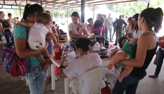 Médicos de Cascos Blancos Argentinos con parte del personal que apoya a Colombia con la atención en salud de los inmigrantes venezolanos que a diario llegan a Norte de Santander. La Opinión