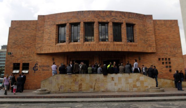 Este viernes varios comerciantes de esmeraldas se reunieron en Bogotá para asistir a las honras fúnebres del conocido zar de las esmeraldas Víctor Carranza quien falleció el jueves en la Fundación Santa fe en Bogotá. Colprensa / Luisa González