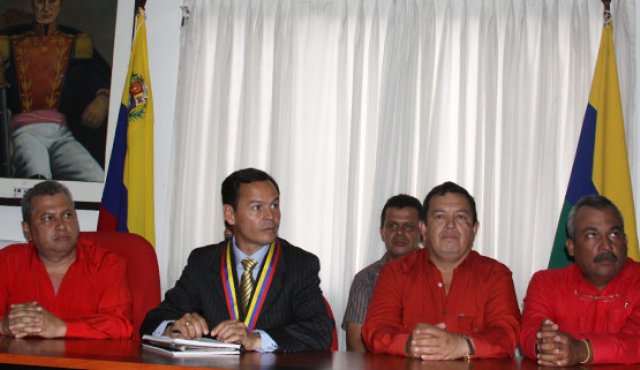 Lo acompañan los alcaldes de Ureña, Nelson Becerra; Rafael Urdaneta, Alfonso Fajardo, y Bolívar, Vicente Cañas. La Opinión