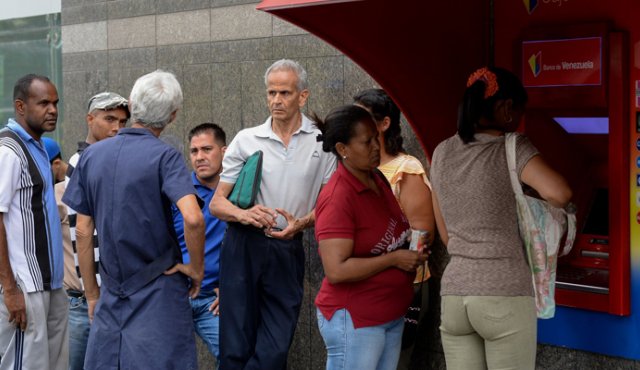 El lunes se inició el programa de reformas económicas de Maduro, que incluye la salida a circulación de nuevos billetes. AFP