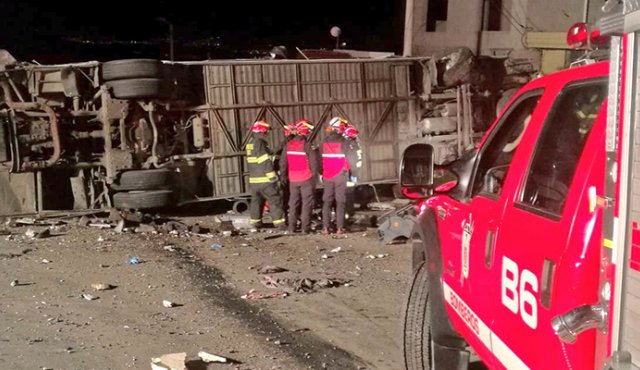 En el accidente de un bus en Ecuador fallecieron varios colombianos. Colprensa