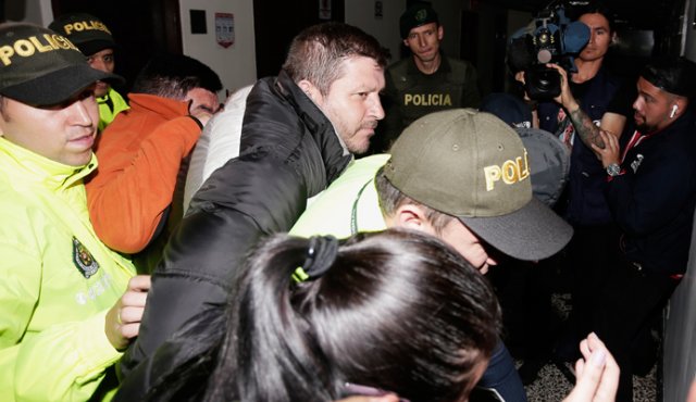 Dicho ilícito contó con el apoyo de un falso policía quien promovió el paso de la droga por el hangar por donde salió del Aeropuerto Internacional El Dorado de Bogotá. Colprensa