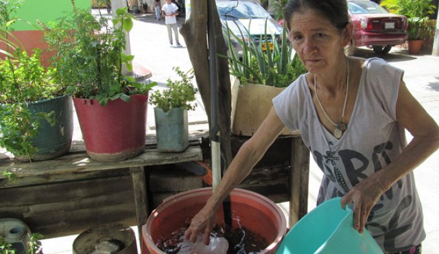 Las familias de la parada deben acudir a pozos artesianos para abastecerse de agua y pagar por ello, ante la ausencia de un acueducto que les suministre el vital líquido. La Opinión